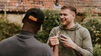 Bărbații își exprimă prietenia prin tachinări și sarcasm. Cum a devenit cultura tachinării proeminentă în funcție de gen