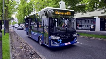 Clujul testează un autobuz fără șofer. Vehiculul are autonomie de 300 km și viteză maximă de 25 km/h