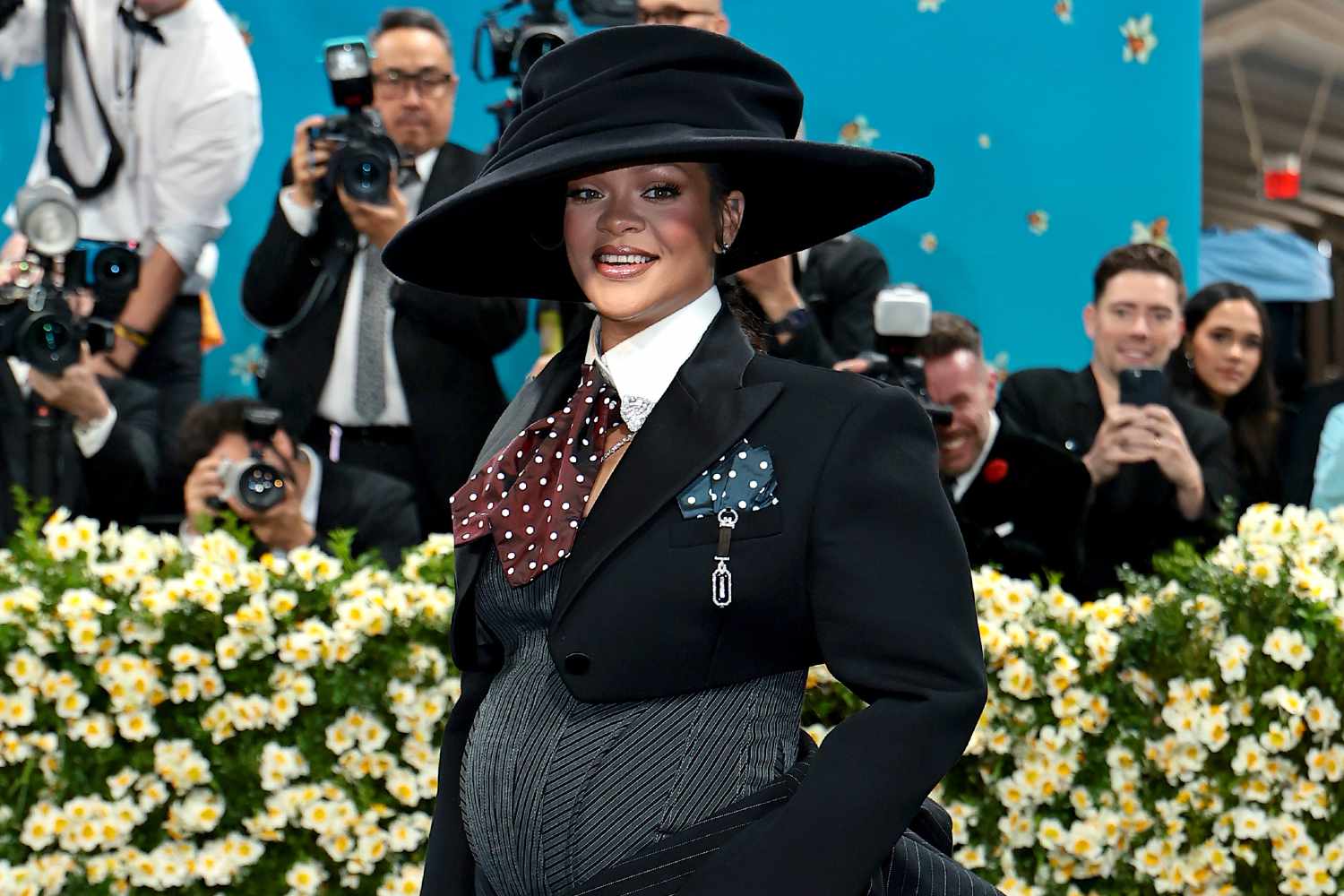 Rihanna este însărcinată cu al treilea copil. Artista și-a confirmat sarcina odată cu apariția sa la Met Gala 2025