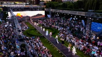 Romanian Fashion Week transformă Iașul în capitala modei, cu cel mai mare podium din România