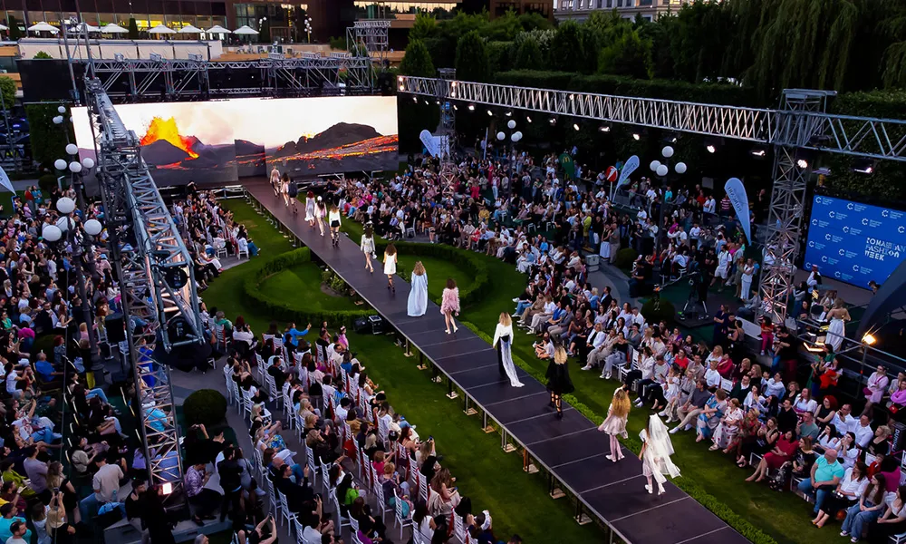 Romanian Fashion Week transformă Iașul în capitala modei, cu cel mai mare podium din România