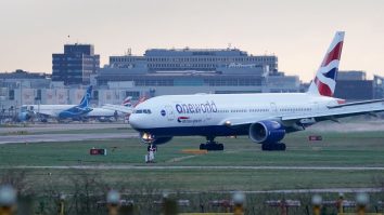 Un copilot a încurcat stânga cu dreapta și a provocat un incendiu pe aeroportul Gatwick din Londra