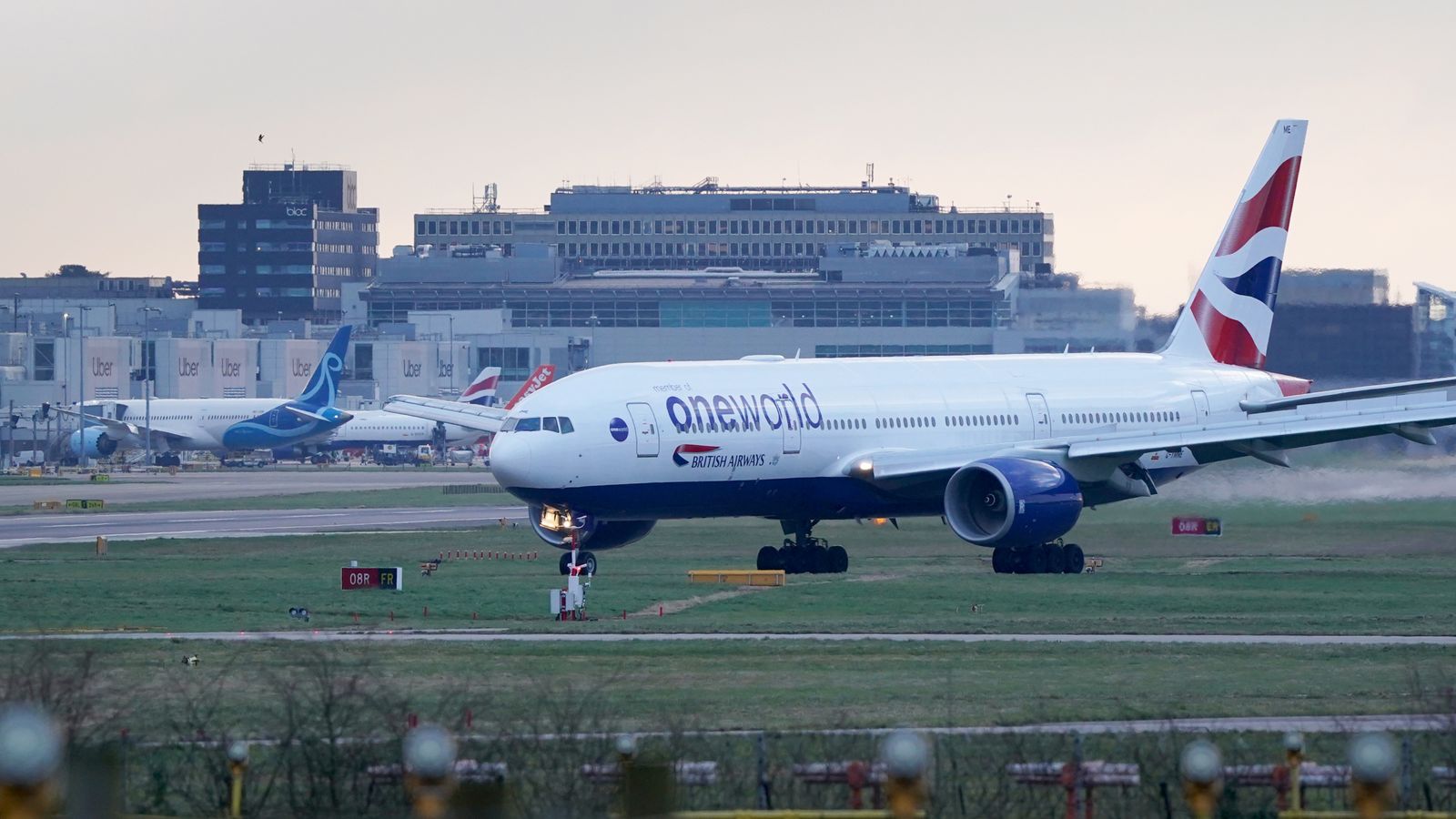 Un copilot a încurcat stânga cu dreapta și a provocat un incendiu pe aeroportul Gatwick din Londra