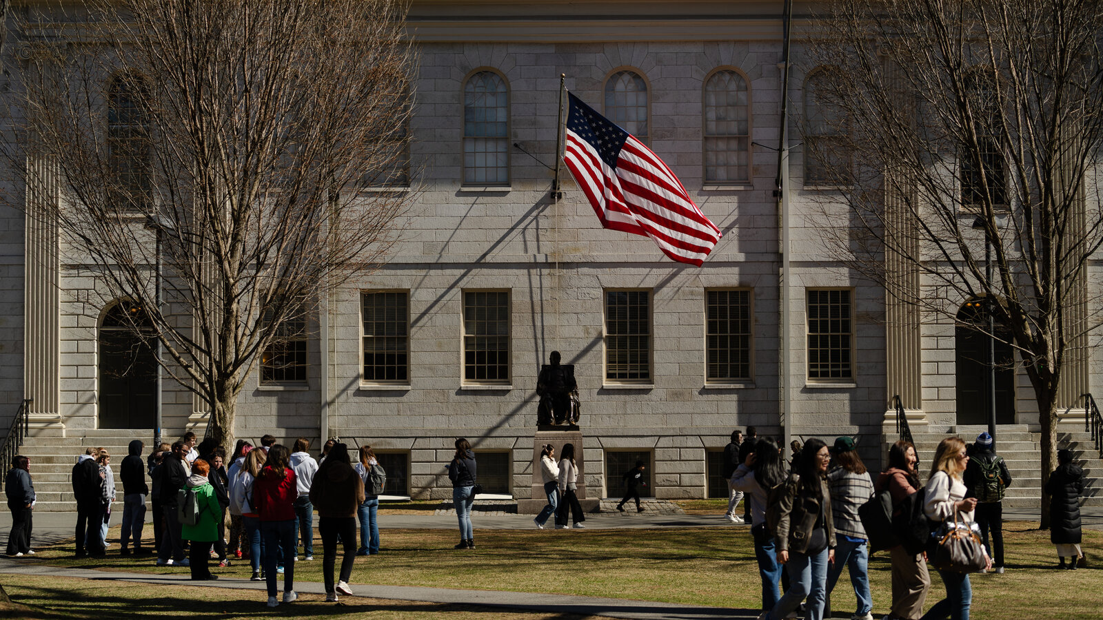 Studenții români de la Harvard riscă exmatricularea după decizia Administrației Trump. Ambasada României: „Vom face toate demersurile posibile”