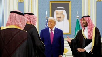 Trump ridică toate sancțiunile SUA împotriva Siriei