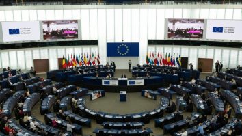 Uniunea Europeană își reafirmă angajamentul față de un acord comercial echitabil cu Statele Unite, în ciuda amenințărilor lui Trump cu tarife vamale