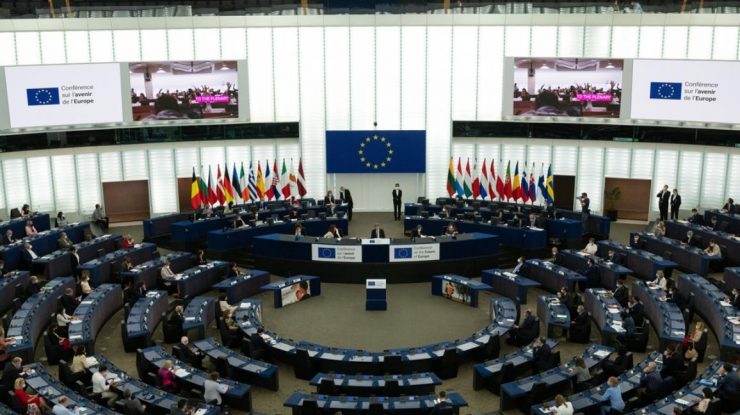 Uniunea Europeană își reafirmă angajamentul față de un acord comercial echitabil cu Statele Unite, în ciuda amenințărilor lui Trump cu tarife vamale