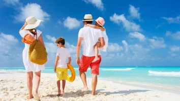 25% dintre turiștii români pleacă anul acesta în concediu cu tot cu copii. Ce destinații aleg