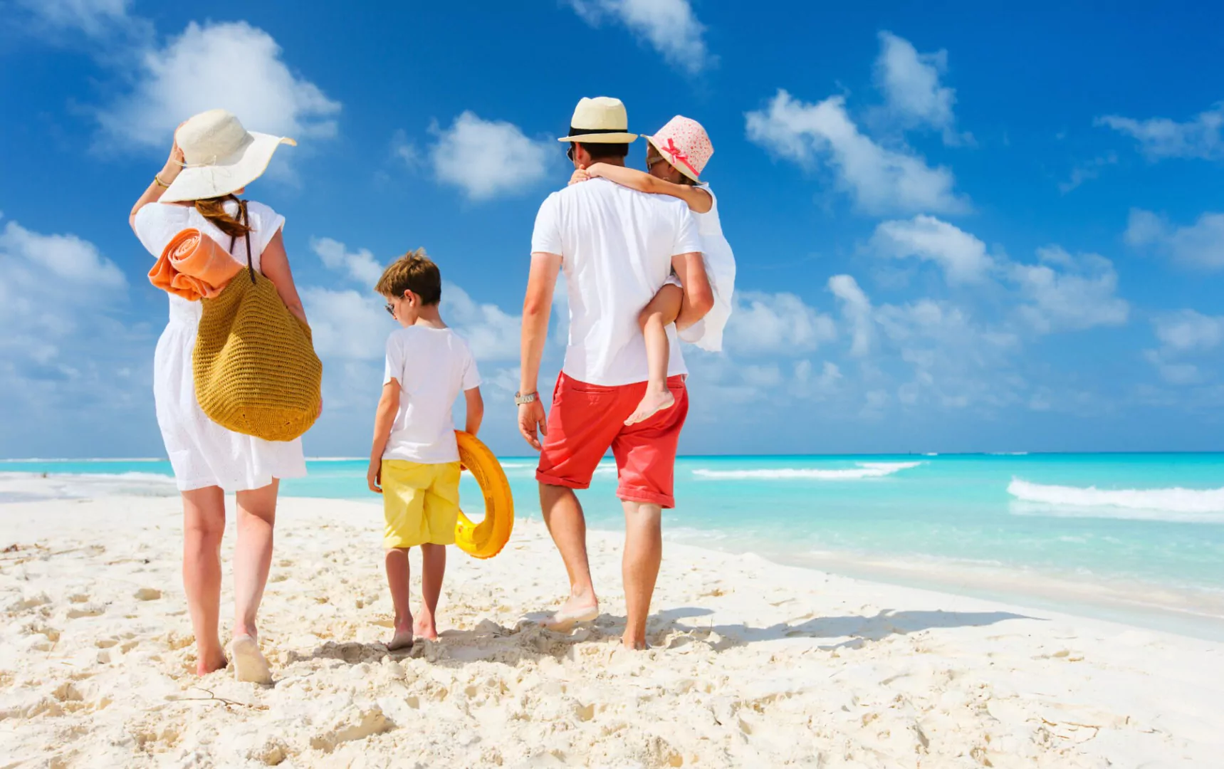 25% dintre turiștii români pleacă anul acesta în concediu cu tot cu copii. Ce destinații aleg