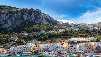 Îți faci planuri de vacanță? Capri are trasee ascunse în inima naturii, iar Anacapri este o oază liniștită, departe de aglomerație