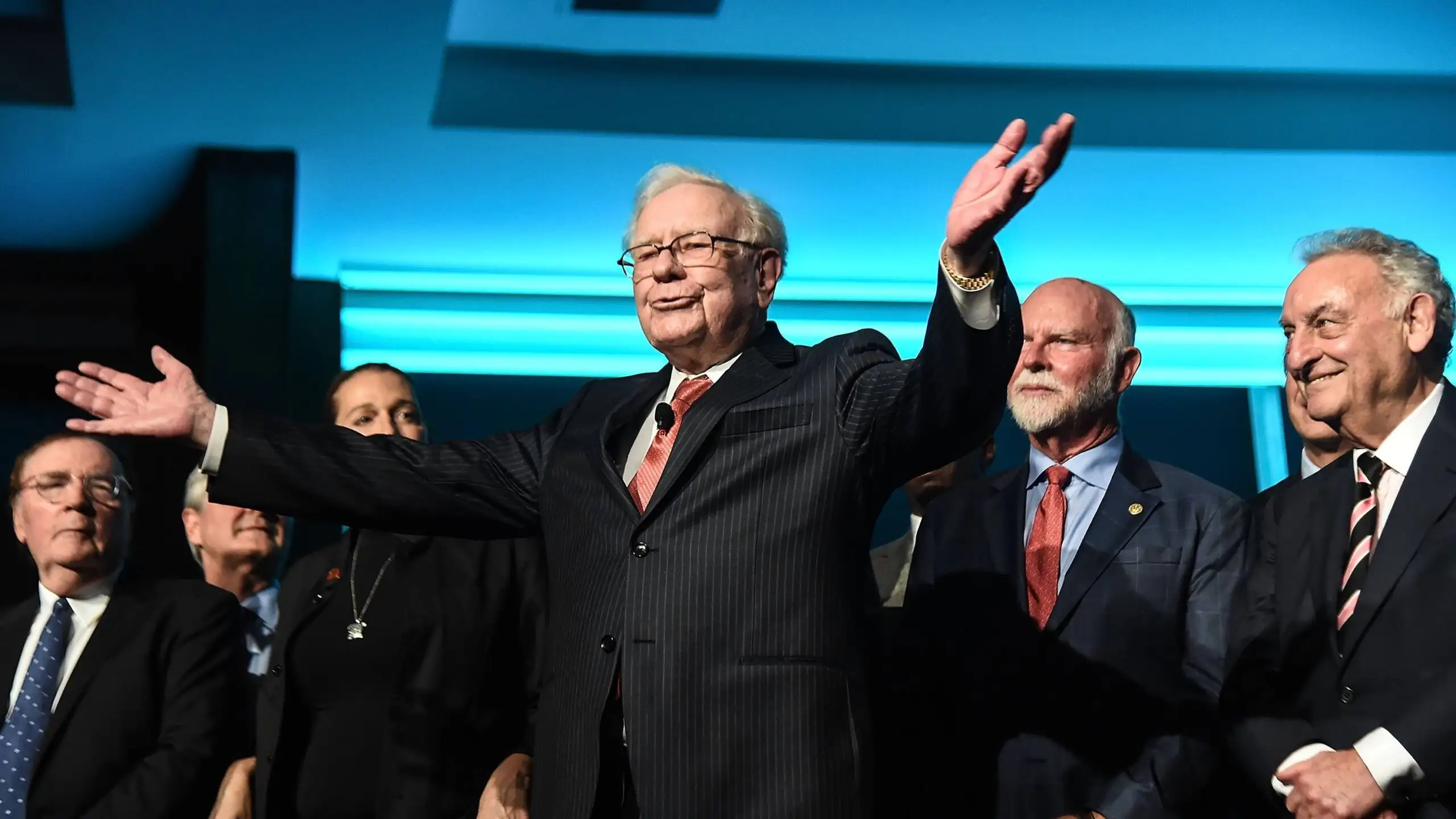 Warren Buffett se retrage de la conducerea Berkshire Hathaway