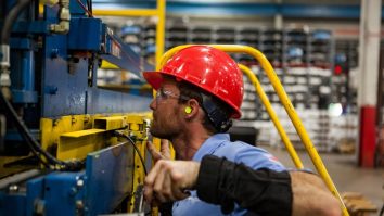 Polonia restrânge angajările străinilor după un val record de muncitori non-UE