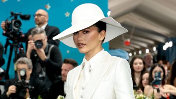 Met Gala 2025 a fost un spectacol de eleganță și creativitate. Zendaya a strălucit în costum alb Louis Vuitton, cu pălărie supradimensionată