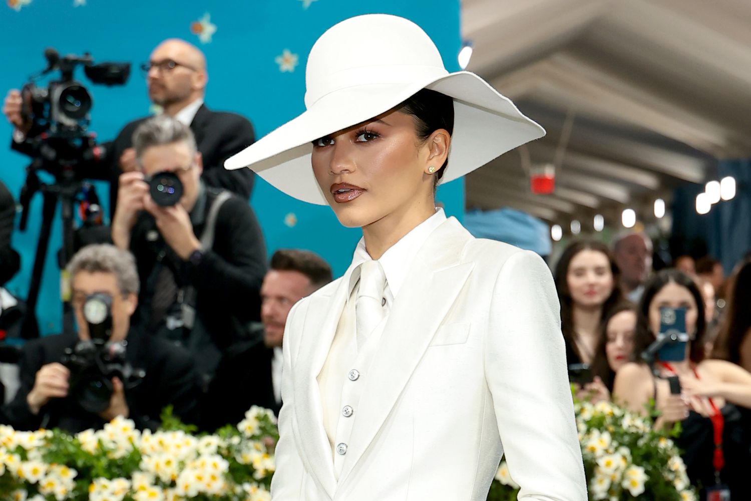 Met Gala 2025 a fost un spectacol de eleganță și creativitate. Zendaya a strălucit în costum alb Louis Vuitton, cu pălărie supradimensionată
