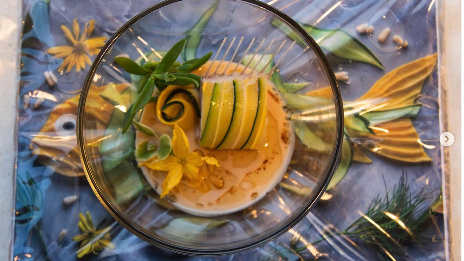 Inteligența Artificială ajunge și în bucătărie. Restaurantul Next lansează un meniu creat de un „chef” imaginar, cu ajutorul ChatGPT