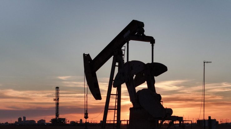 Prețul petrolului crește cu 7% după atacurile dintre Israel și Iran