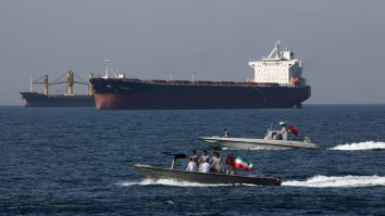 Iranul poate bloca 20% din petrolul global dacă decide să închidă Strâmtoarea Ormuz