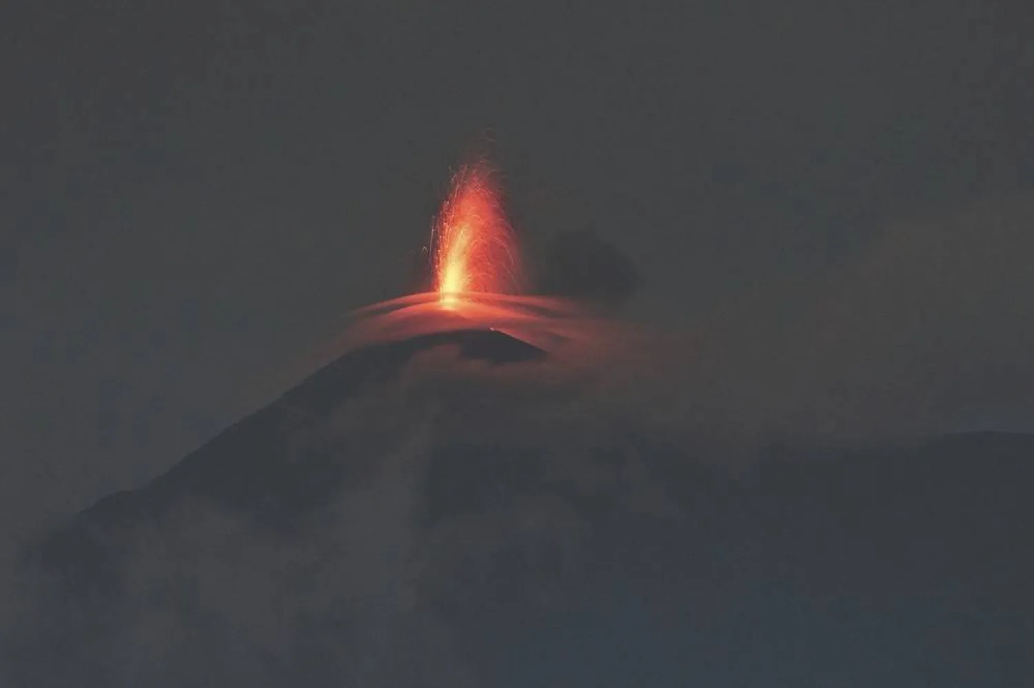 Peste 700 de persoane au fost evacuate preventiv în Guatemala. Vulcanul Fuego a emis coloane de cenușă la kilometri înălțime