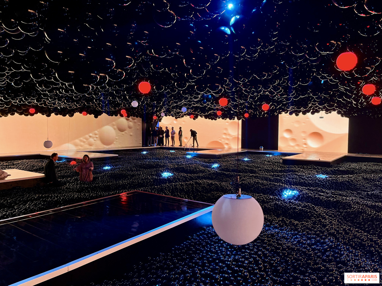 Ce faci în vacanță la Paris? Poți vizita Euphoria – o expoziție imersivă cu instalații gonflabile la Grand Palais