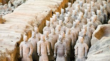 Un turist chinez a vandalizat statui din celebra armată de teracotă