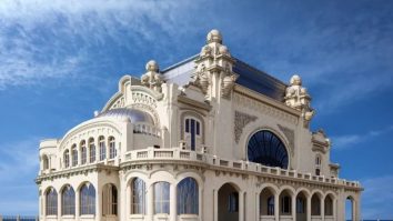 FOTO. Cazinoul din Constanța a fost vandalizat de vizitatori. Turiștii au decojit foițele de aur de pe decorațiuni și au lovit pereții