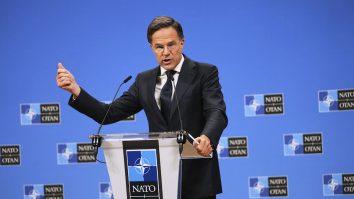 Miniștrii de externe ai NATO se reunesc la Bruxelles pentru a discuta despre sprijinul acordat Ucrainei și stadiul negocierilor de pace.  Ce spune Mark Rutte