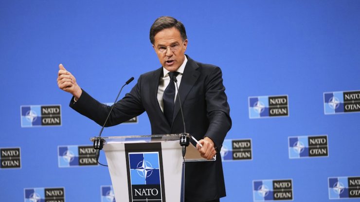 Miniștrii de externe ai NATO se reunesc la Bruxelles pentru a discuta despre sprijinul acordat Ucrainei și stadiul negocierilor de pace.  Ce spune Mark Rutte