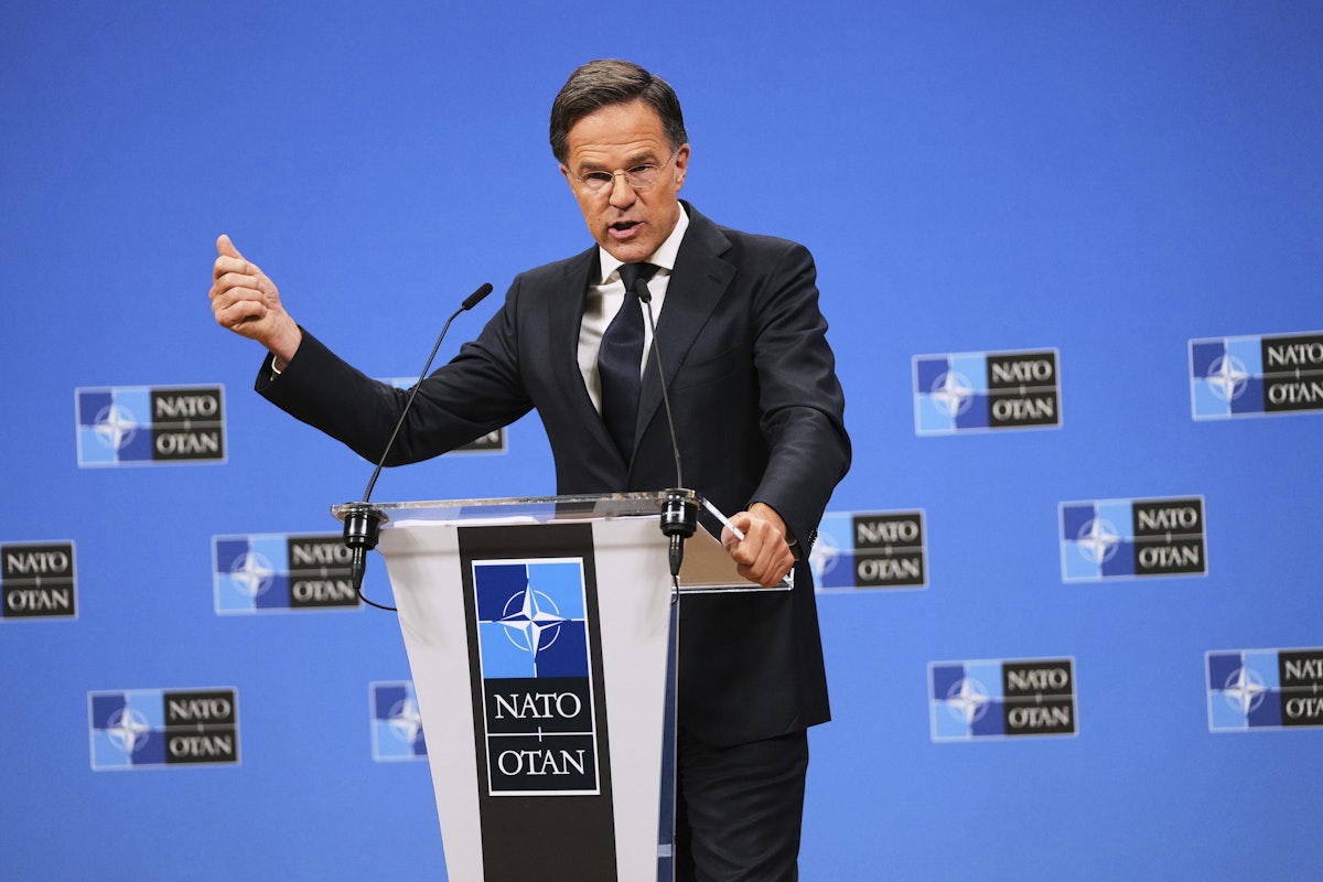 Miniștrii de externe ai NATO se reunesc la Bruxelles pentru a discuta despre sprijinul acordat Ucrainei și stadiul negocierilor de pace.  Ce spune Mark Rutte