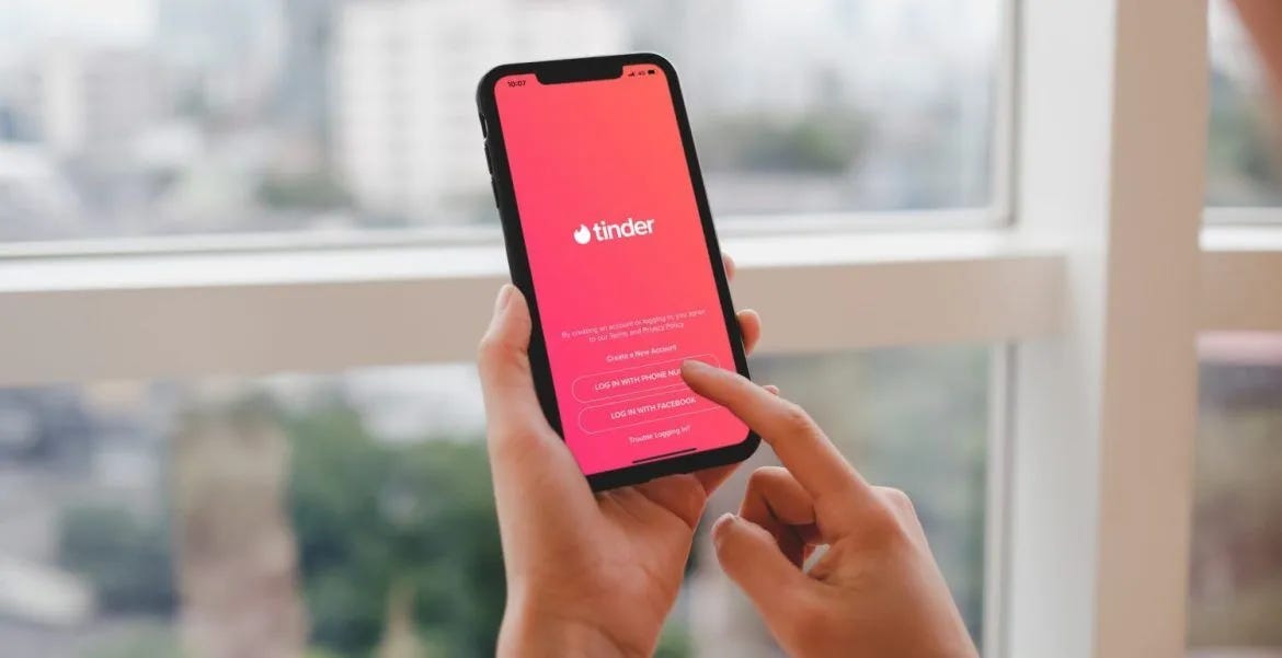 Tinder introduce filtrul de înălțime și bărbații scunzi spun că sunt discriminați