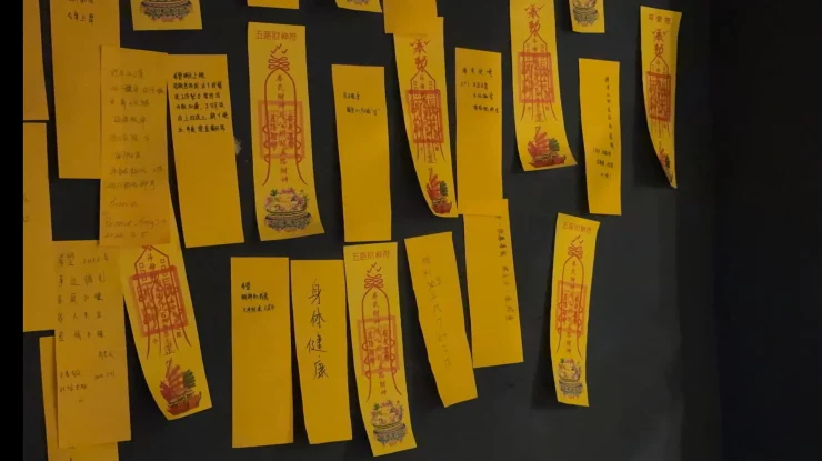 Tinerii din China apelează la misticism în localuri hibride. Barurile oferă citire în tarot sau interpretări astrologice