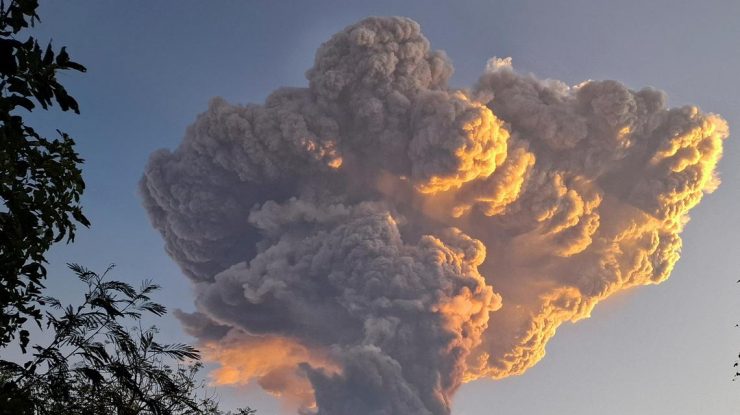 Mai multe zboruri spre și dinspre insula Bali au fost anulate sau amânate după erupția unuia dintre cei mai activi vulcani ai țării