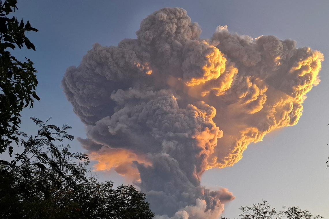 Mai multe zboruri spre și dinspre insula Bali au fost anulate sau amânate după erupția unuia dintre cei mai activi vulcani ai țării