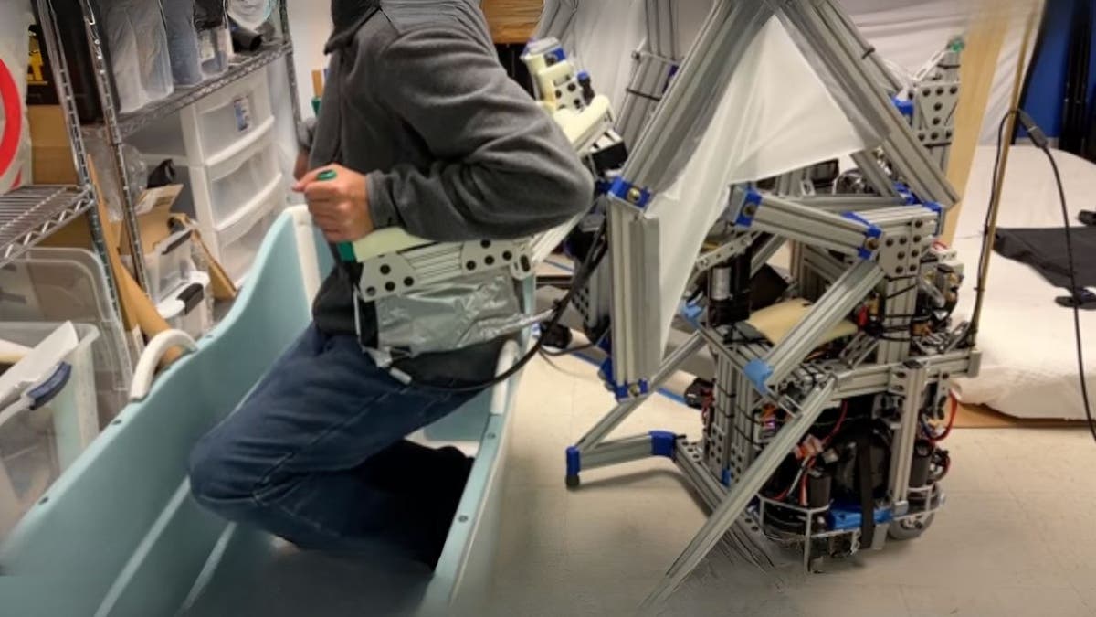 MIT lucrează la E-BAR, un robot care poate salva vieți