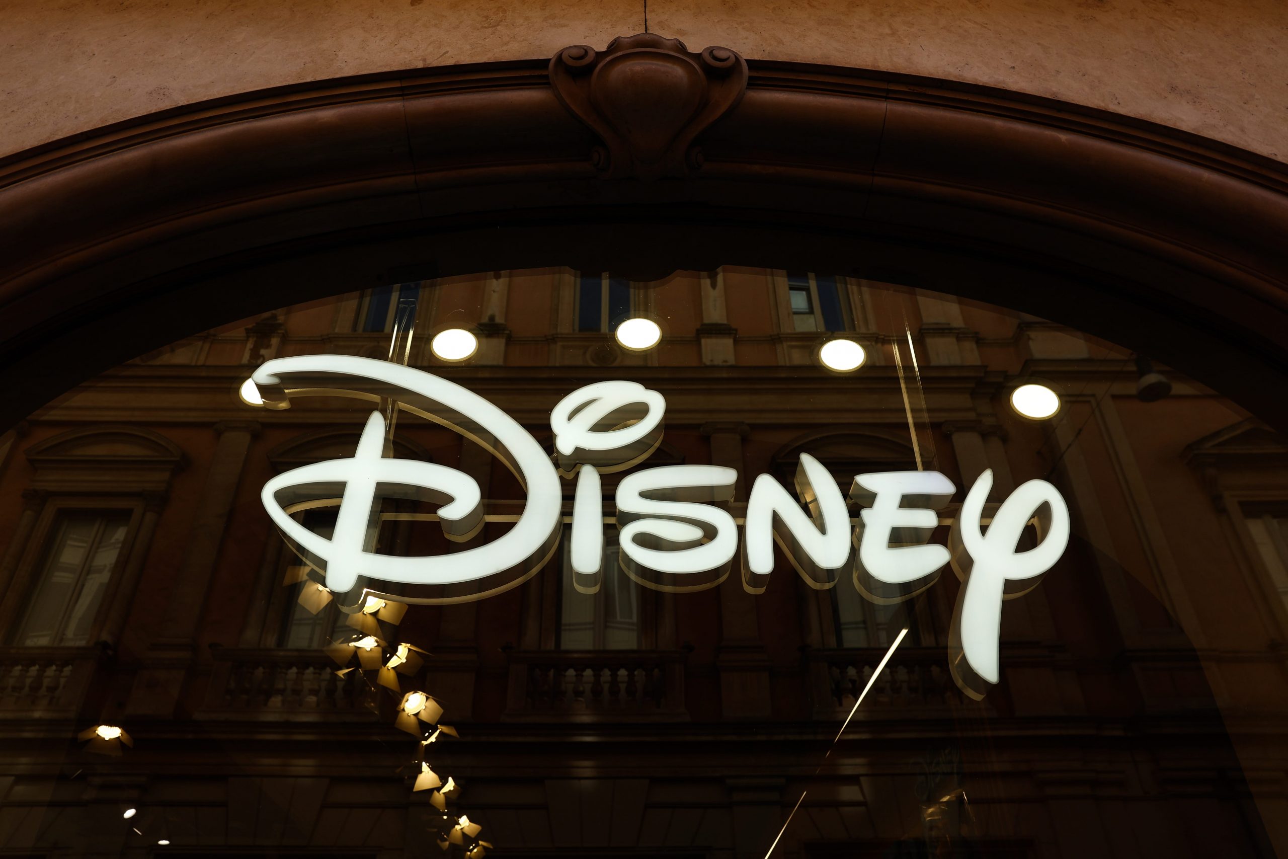 Disney concediază câteva sute de oameni la nivel global. Sunt vizate departamentele de marketing, finanțe sau casting