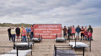 „A Momentary Lapse of Reason”: Un grup de activiști din Marea Britanie recreează coperta albumului Pink Floyd, în semn de protest față de un parc eolian