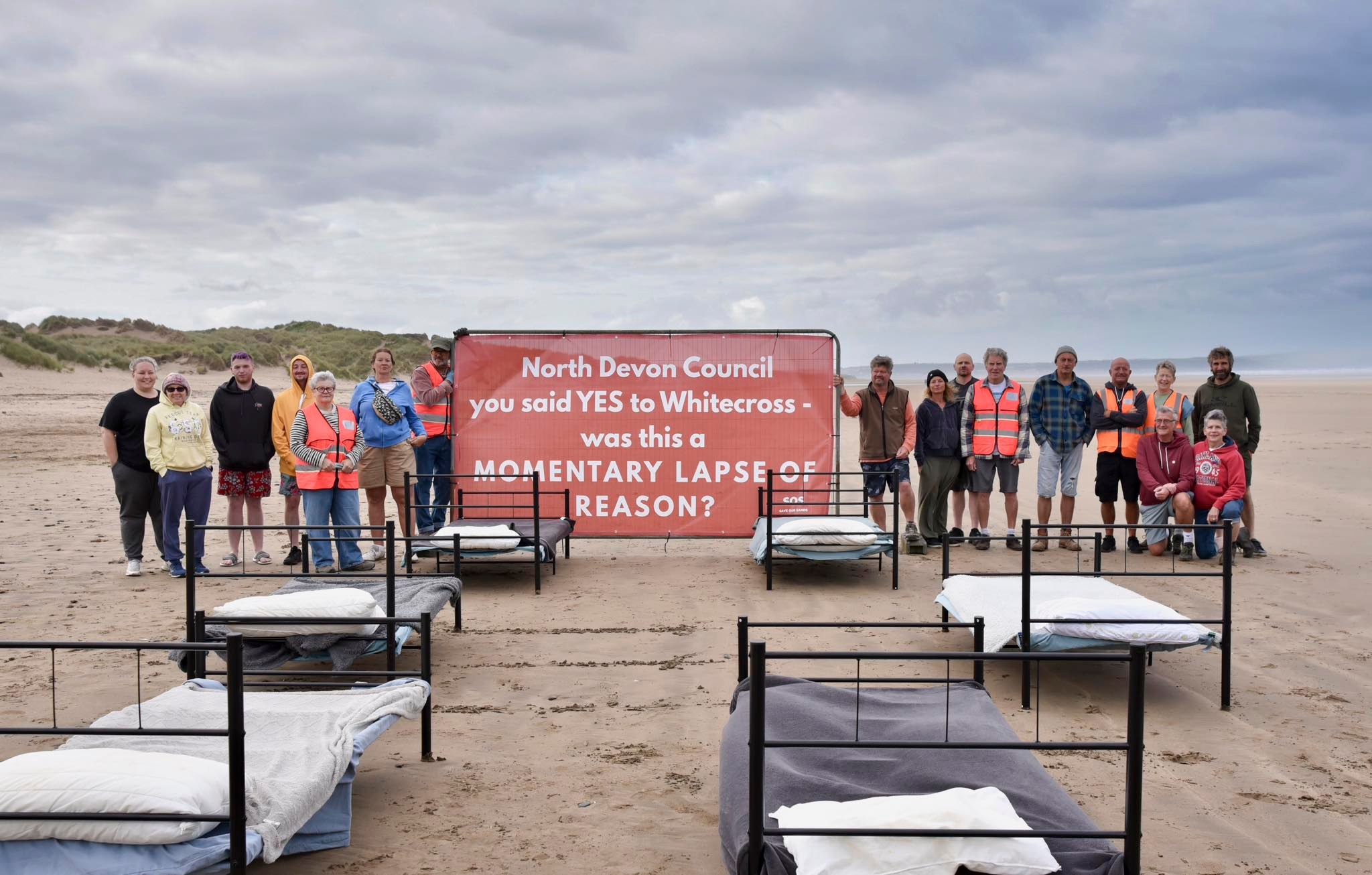 „A Momentary Lapse of Reason”: Un grup de activiști din Marea Britanie recreează coperta albumului Pink Floyd, în semn de protest față de un parc eolian
