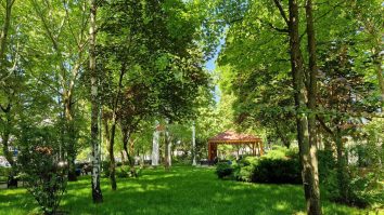 O bancă plină de gunoaie din Parcul Crângași provoacă revoltă pe rețelele sociale