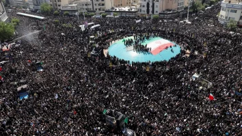 Mii de oameni s-au strâns în Iran pentru înmormântarea a 60 de lideri militari și oameni de știință uciși în atacurile israeliene. Trump: „Cu siguranță aș mai bombarda Iranul”