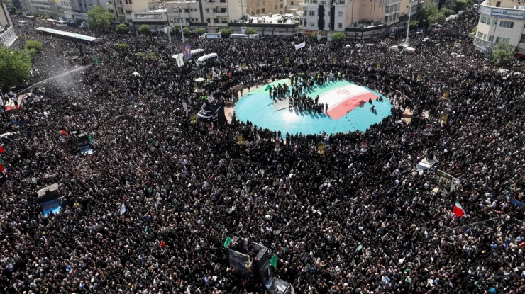 Mii de oameni s-au strâns în Iran pentru înmormântarea a 60 de lideri militari și oameni de știință uciși în atacurile israeliene. Trump: „Cu siguranță aș mai bombarda Iranul”