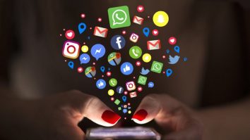 Îi citești WhatsApp-ul partenerelui fără ca el să vrea? Dacă copiezi mesajele fără drept riști până la 10 ani de închisoare în Italia