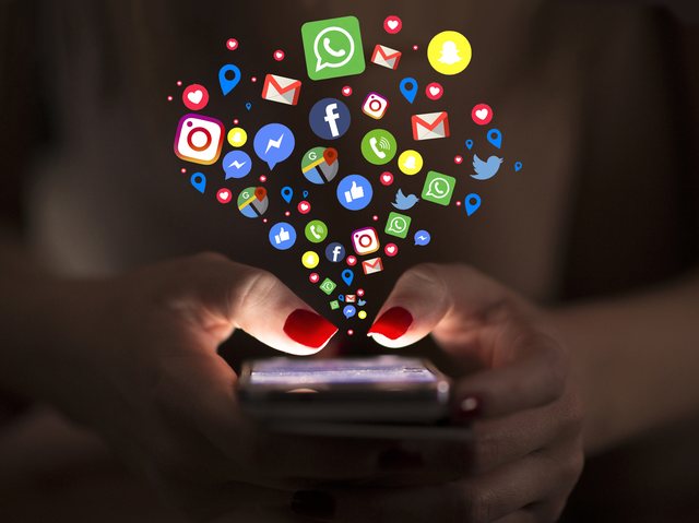 Îi citești WhatsApp-ul partenerelui fără ca el să vrea? Dacă copiezi mesajele fără drept riști până la 10 ani de închisoare în Italia