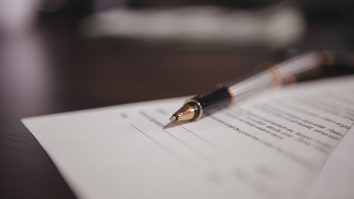 Un cuplu britanic a scris peste 30.000 de testamente. Care sunt cele mai bizare cereri