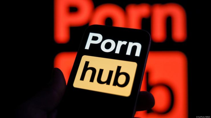Pornhub și alte site-uri pentru adulți au revenit în Franța. Un tribunal a suspendat o decizie care obliga platformele să verifice vârsta utilizatorilor