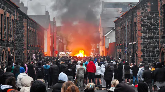 Într-un orășel mic din Irlanda de Nord au loc proteste violente. Totul a plecat de la o acuzație de viol împotriva a doi migranți români