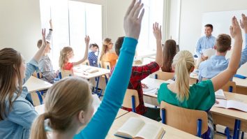 Daniel David: „Vor rămâne două tipuri de burse pentru elevi, sociale și de merit pentru primii 15% din clasă care au media peste 9”