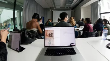 Universitate de Arte din Viena a acceptat pentru prima dată un student A.I. Flynn a dat admitere ca ceilalți studenți