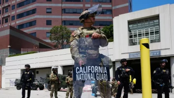 Primarul din Los Angeles instituie o interdicție de circulație între orele 20:00 și 6:00 pentru centrul orașului. Guvernatorul Californiei îndeamnă oamenii să „nu cedeze” în fața președintelui