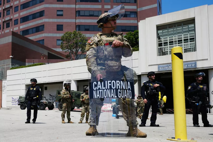 Primarul din Los Angeles instituie o interdicție de circulație între orele 20:00 și 6:00 pentru centrul orașului. Guvernatorul Californiei îndeamnă oamenii să „nu cedeze” în fața președintelui