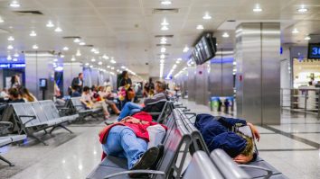 În aeroporturile spaniole nu poți intra după ora 21:00, fără bilet. Autoritățile reduc numărul celor care dorm acolo