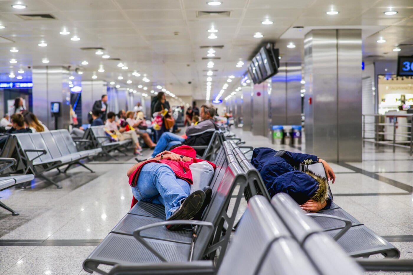 În aeroporturile spaniole nu poți intra după ora 21:00, fără bilet. Autoritățile reduc numărul celor care dorm acolo